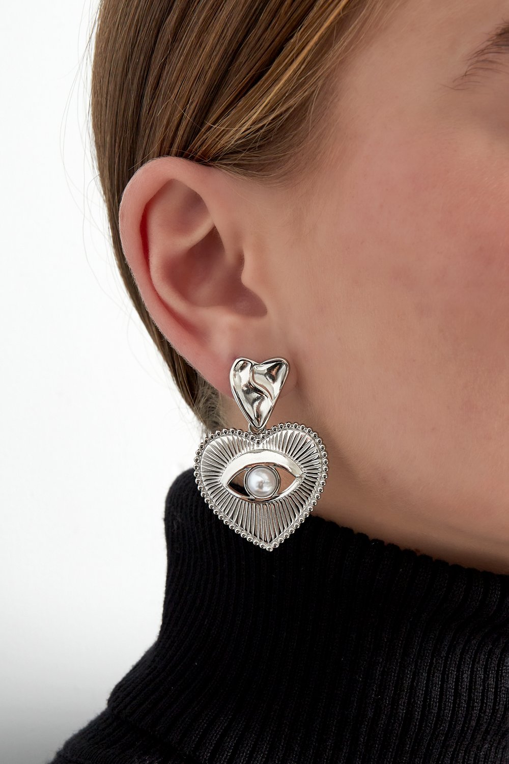 adoring eye earrings h5Picture2